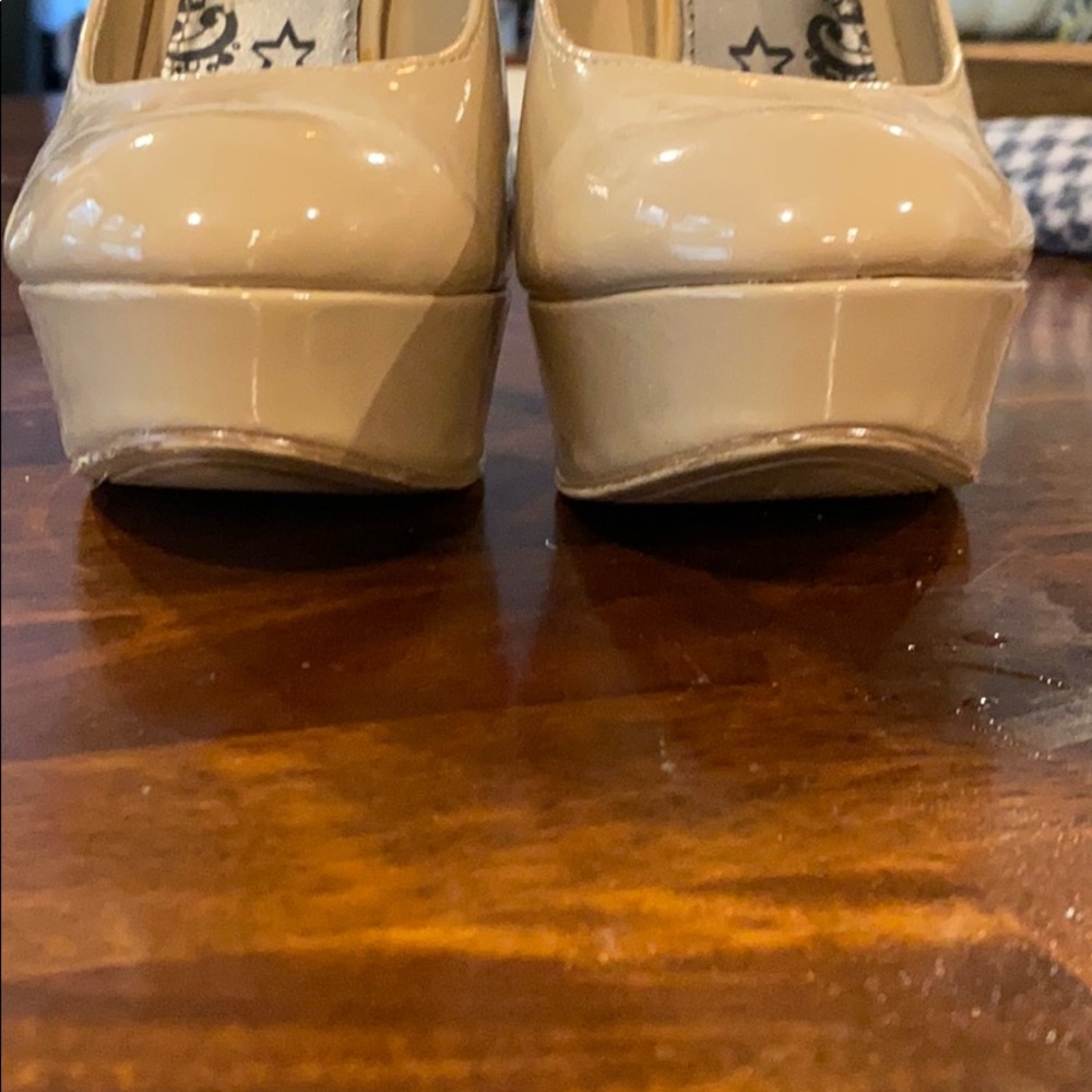 High heels - Picture 3 of 4